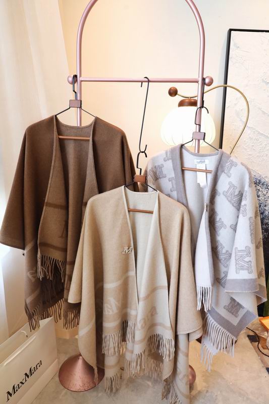 Max Mara cloak 125X125cm E07